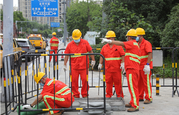 蓉城管线公司与国网供电部门联合开展电力管道垮塌及线缆隐患应急联动演练 