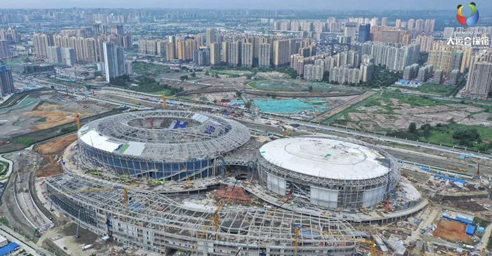 一场一馆的体育中心工人在棚顶进行幕布安装工人在棚顶进行装饰工作