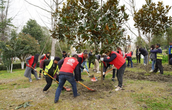 “植”此新绿 共筑生态新未来丨成都城投在行动