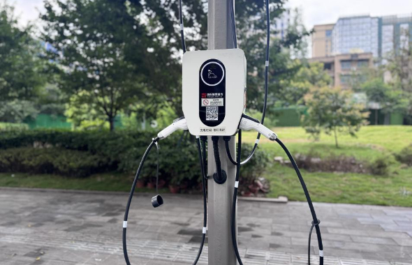 老旧小区充电难？ 一“桩”来解忧！路灯“变身”汽车手机充电“多面手”